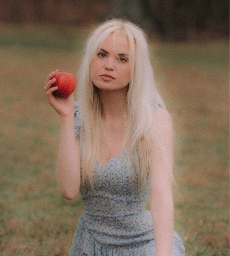 Zandi Holup art star photo