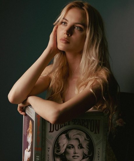 Zandi Holup erotic actress img