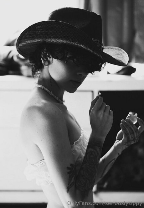 seriouslyzippy adult model photo