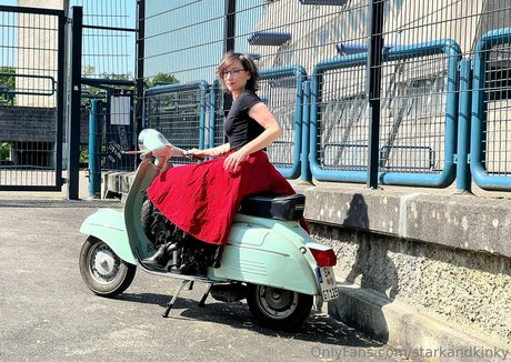 starkandkinky sexy actress pic