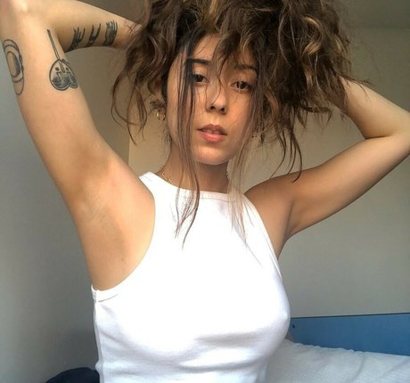 Daniela Andrade model hot pic