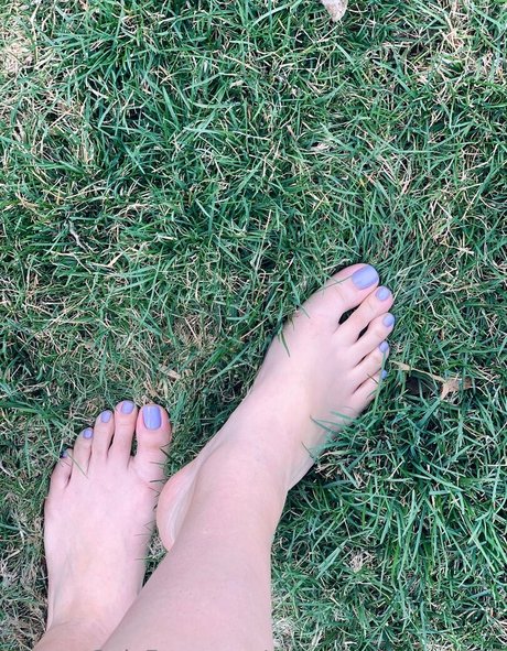 sweetfeettreats727 beautiful model pic