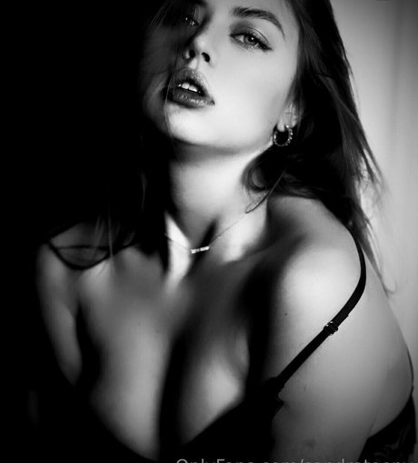 sandra tiny high quality pornstar pic