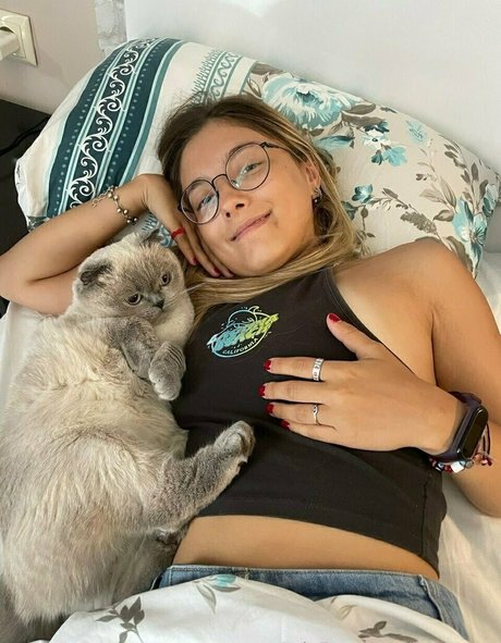 leamoore model adult img