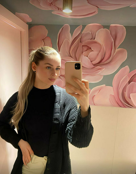 zoelushmodel naked star picture