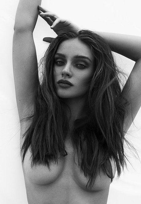 Romi Pavoncello sexy star img