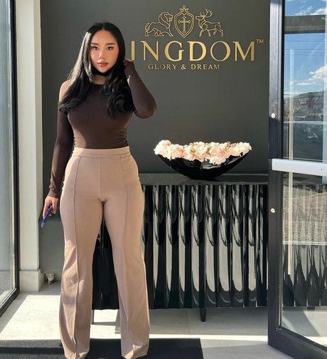 YueYue star porn photo