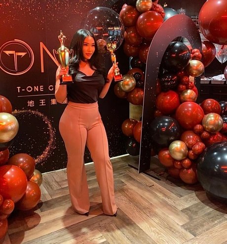 YueYue model top galleries