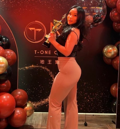 YueYue star adult photos