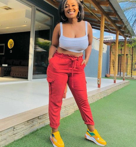 Bella Batista sexy model image