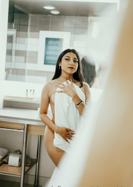 alex is amzing star naked img