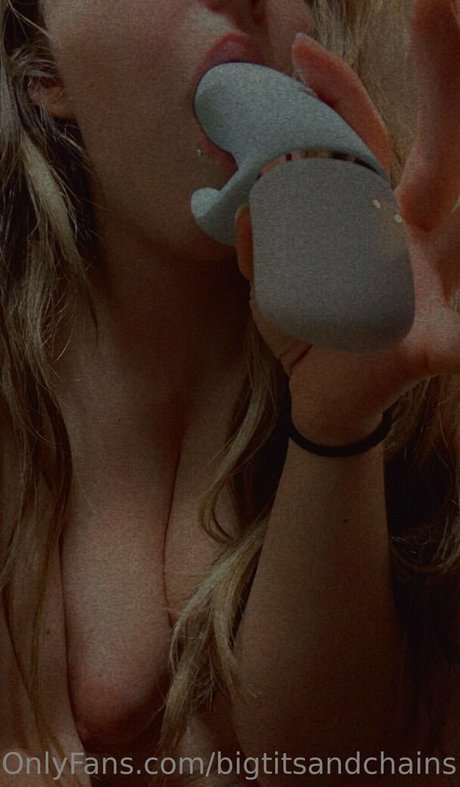 bigtitsandchains erotic actress img