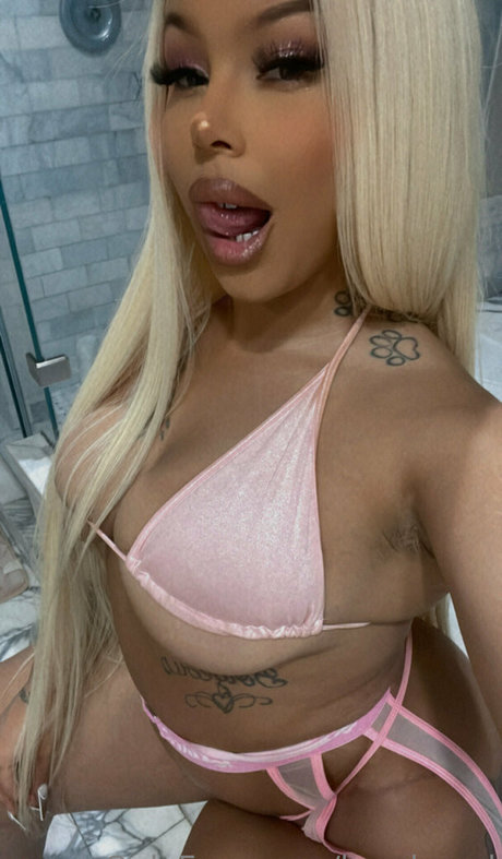 kyralaced beautiful model image