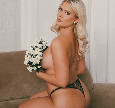 JaymeeMatthews hot actress pics