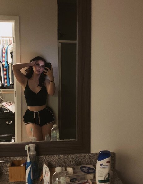 lewdkumi naked model image