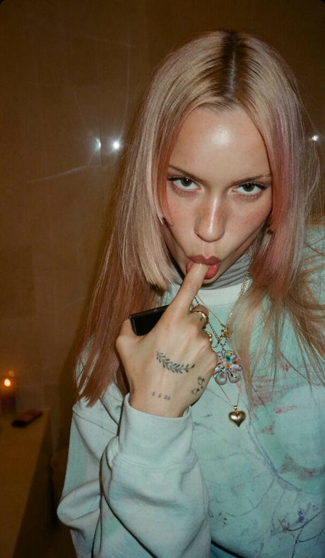 Lindsay Vrckovnik Linmick hot star gallery