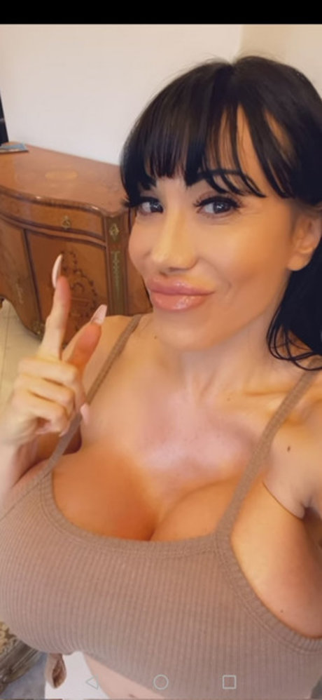 Ava Devine top model photo