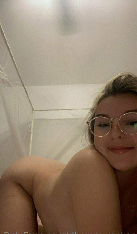 dhomewrecker pretty model photo