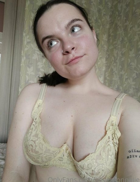 nevergonnalie star naked photos