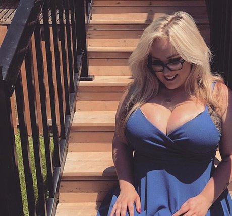 Lilly Alcorn model hot pic