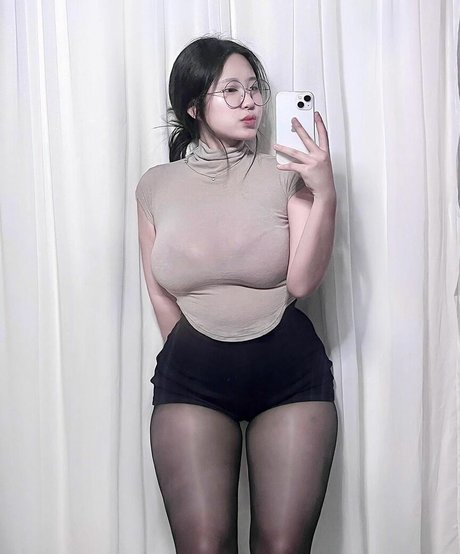 w__0 0__n xxx model image