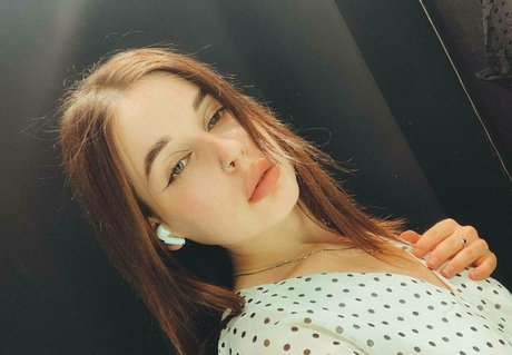 emilage model hot image