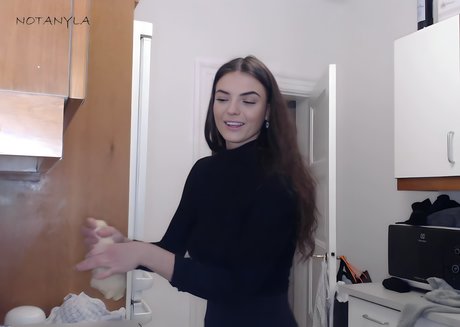 Notanyla hot actress pic