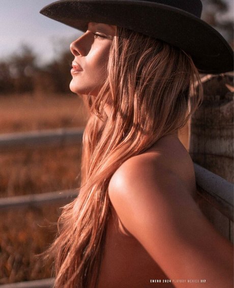 Aura Valderrama high quality model gallery