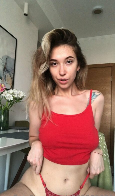 emilly xo sexy actress image