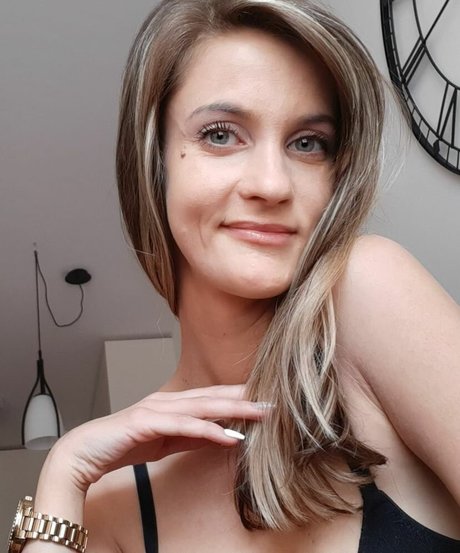 BunnyZuz model pornographic picture