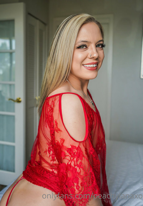 peachylanaxo model erotic galleries