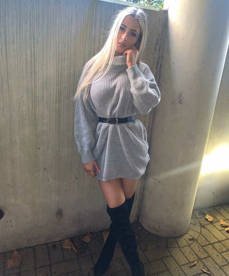 Faylee Oxenham sexy star photos