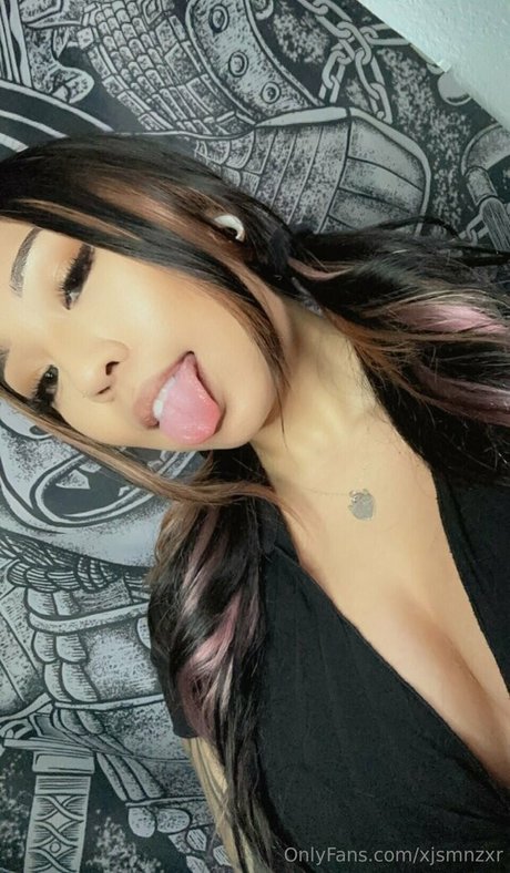 jsmnzxr star naked image