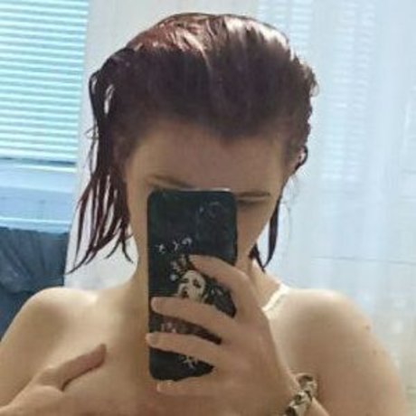 Mila Red beautiful model gallery