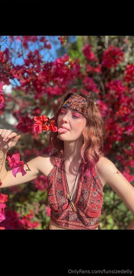 funsizedellyuwu nude pornstar photo