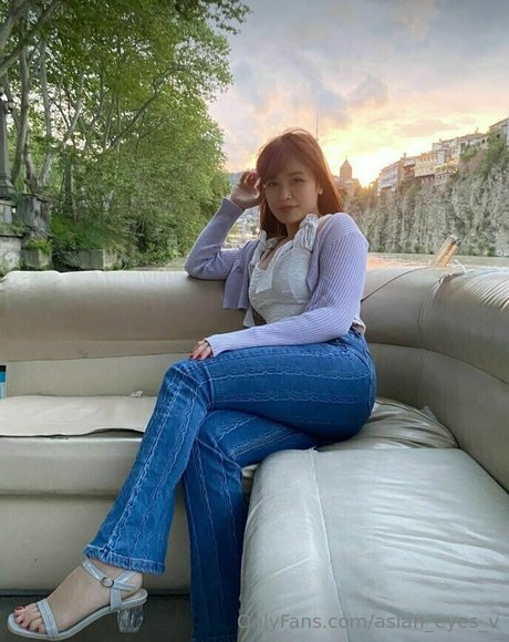 asian eyes v model perfect pictures