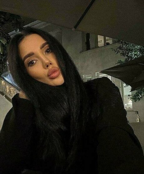 little mollyy model top image