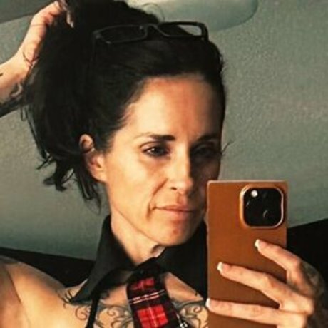 Leigh Wolfe exclusive model image