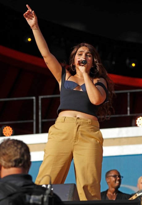 Alessia Cara star sexy images