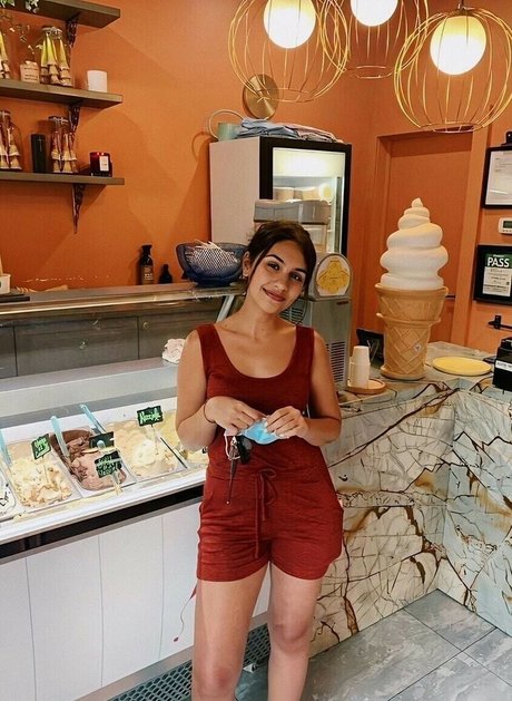 Alessia Cara hot actress picture