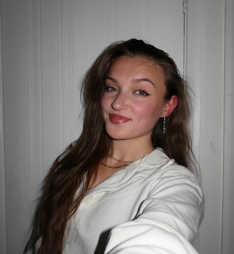 Skye Upshall pornstar hd img