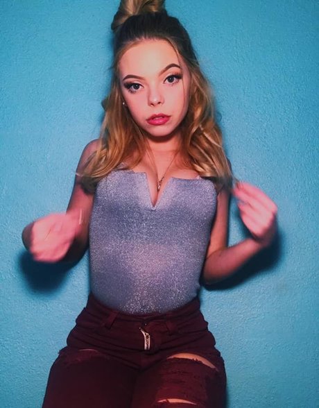 Tabitha Whitaker porn model img