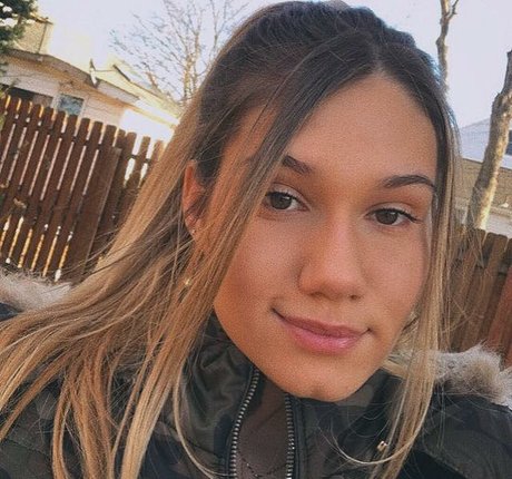 Sierra Bate pretty model photos