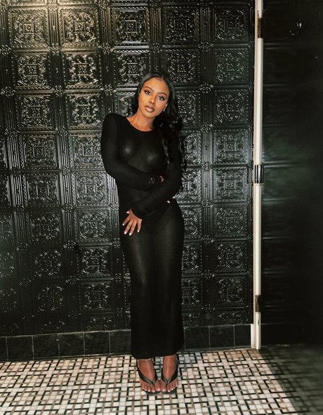 DivyaAdu adult model pic