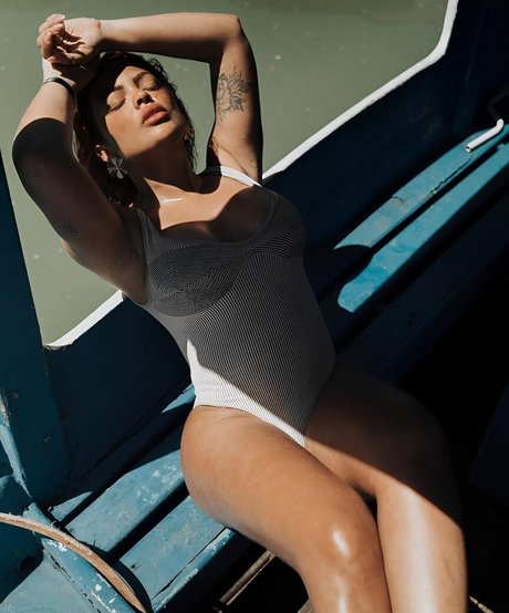 Paula Freitas hd model pic