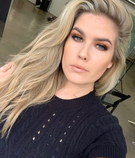 Erica Lindbeck model top img