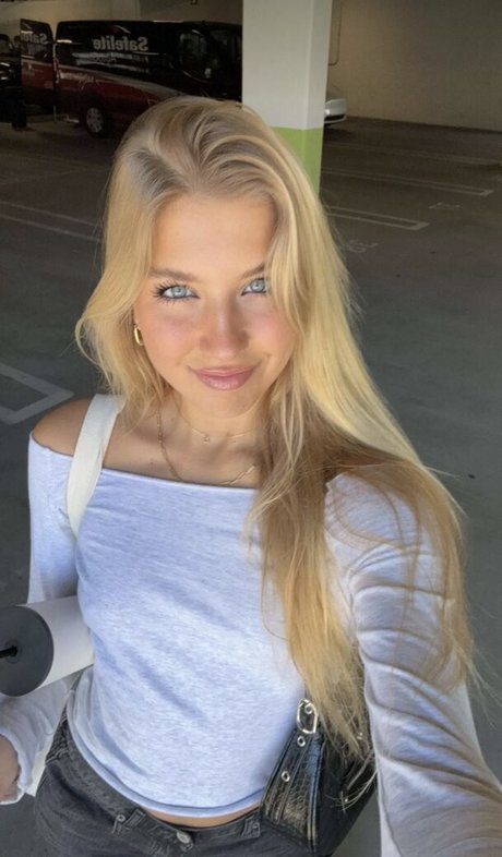 Aniela Leon hot actress archive