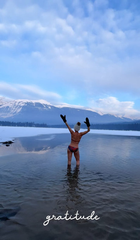 Erin Karpluk porn actress pic