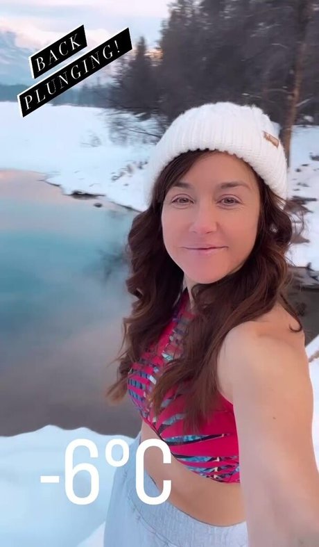 Erin Karpluk star picture