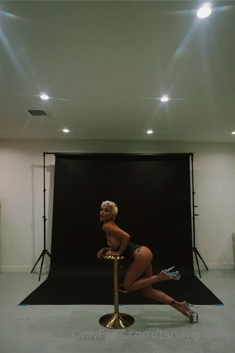 Tanaya Henry naked actress picture